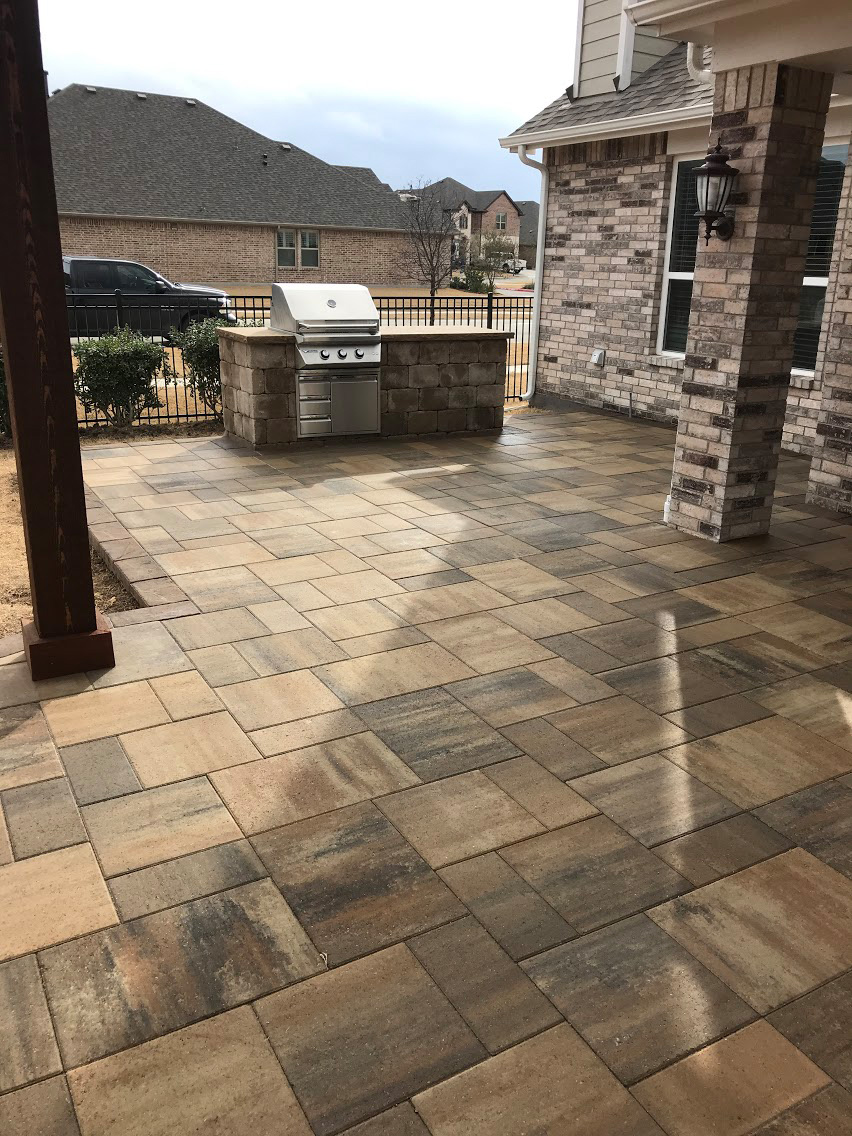 Paved patio with an outdoor kitchen built in (Dallas, Texas)